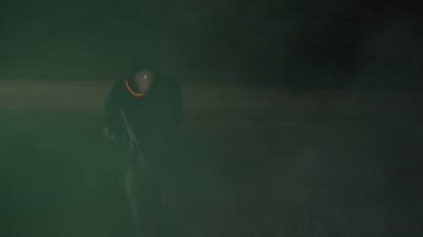 Gelecekteki adam lazer ateşliyor