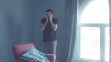 Adam içeride stres yapıyor.