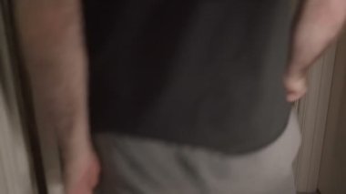 Adam çöp yığınının içinde yürüyor.