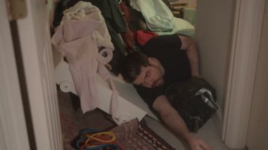 İstifçi hurda yığını içinde uyanıyor.