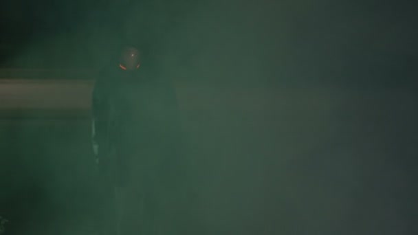 Homme futuriste dans le brouillard — Video