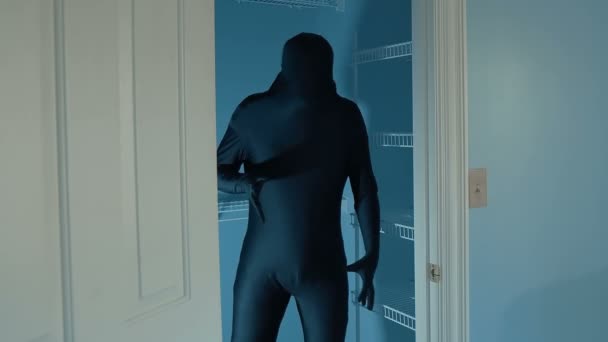 Criatura sombra no armário dentro — Vídeo de Stock