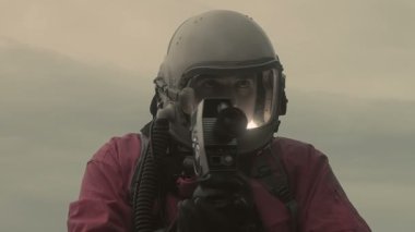 Astronot, 8 mm çekiyor.