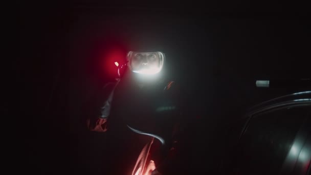 Космонавт в темноте со светом — стоковое видео