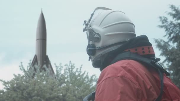 Astronauta posando con cohete afuera — Vídeos de Stock