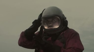 Astronot miğferiyle radyodan konuşuyor.