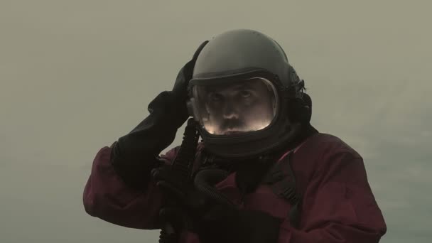 Astronauta falando no rádio através do capacete — Vídeo de Stock