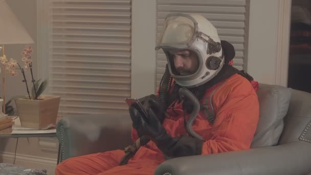 Astronaut sms på telefon inuti — Stockvideo