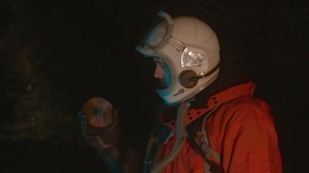 Астронавт с компакт-диском — стоковое видео