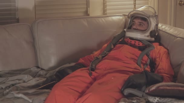 Astronautul se uită la TV — Videoclip de stoc