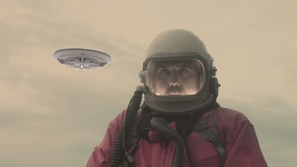 Астронавт с НЛО — стоковое видео