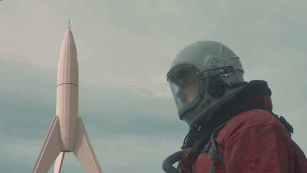 Человек в ожидании посадки на ракетный корабль — стоковое видео