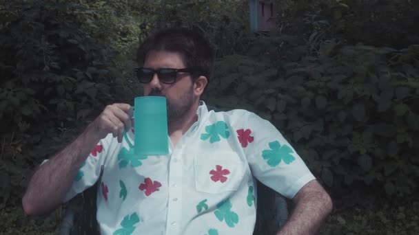 Relaks w lecie picie chłodnego napoju — Wideo stockowe