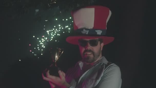 Американський з трофеєм — стокове відео