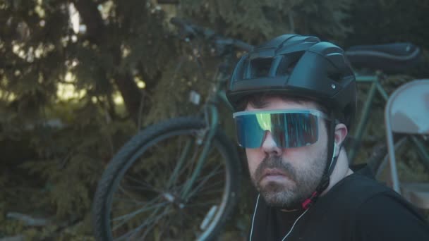 Cyklista jezdec venku s helmou — Stock video