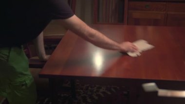 Bir masayı temizlemek veya cilalamak