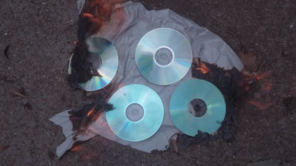 CDs que queimam ou destroem dados — Vídeo de Stock