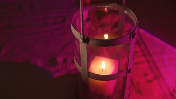 Epická svíčka s růžovým světlem — Stock video