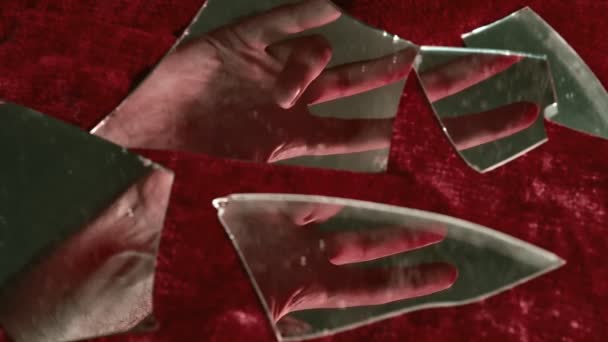 Рука в трещиноватом зеркале — стоковое видео