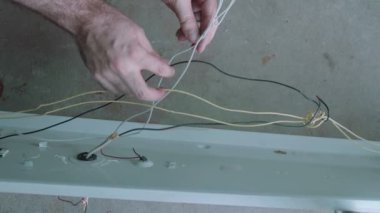Elektrik tesisatında çalışan adam.