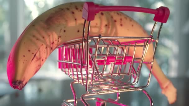 Bannana fruit in shopping cart — Stock Video