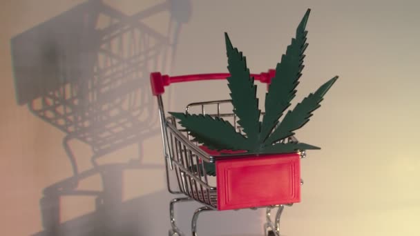 Einkaufswagen mit Marihuana-Unkraut — Stockvideo