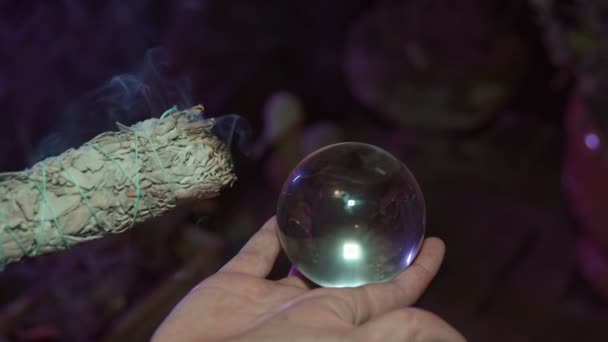 Новий вік палаючий шавлія з кришталевим м'ячем — стокове відео