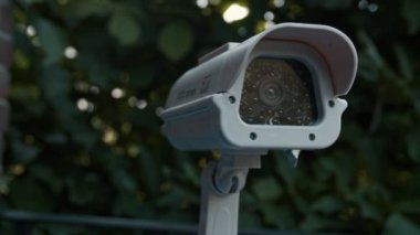 Güvenlik kamerası yerinde dönüyor.