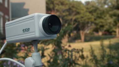 Güvenlik kamerası ileri geri hareket ediyor