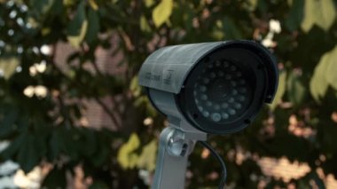 Güvenlik kamerası dışarıda.