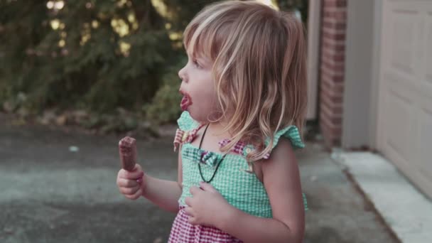 Criança comendo sorvete com a avó — Vídeo de Stock