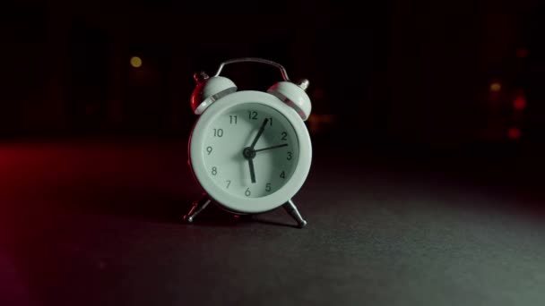 아침 일찍 작은 알람 시계 — 비디오