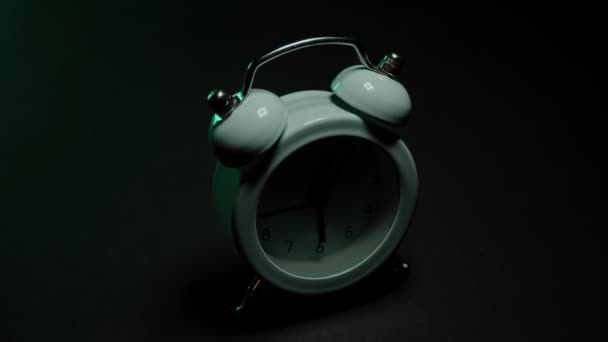 새벽 2 시에 작은 자명종 시계 — 비디오