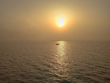 Bangladeş nehrinden gün batımı manzarası