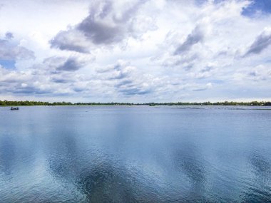 Nehir suyunda güzel bir gökyüzü şişmesi .