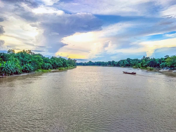 Nehir manzarasının güzelliği
