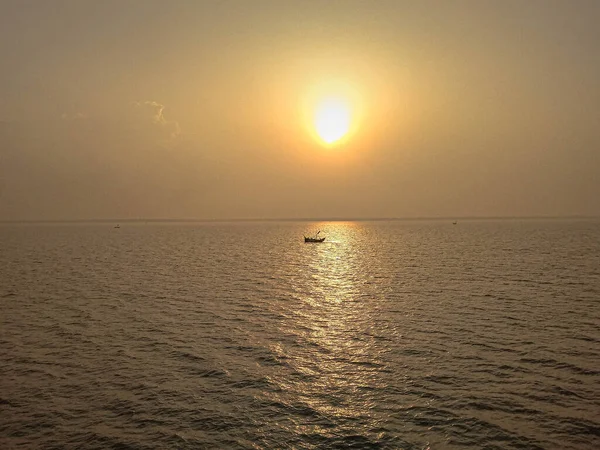 Bangladeş nehrinden gün batımı manzarası