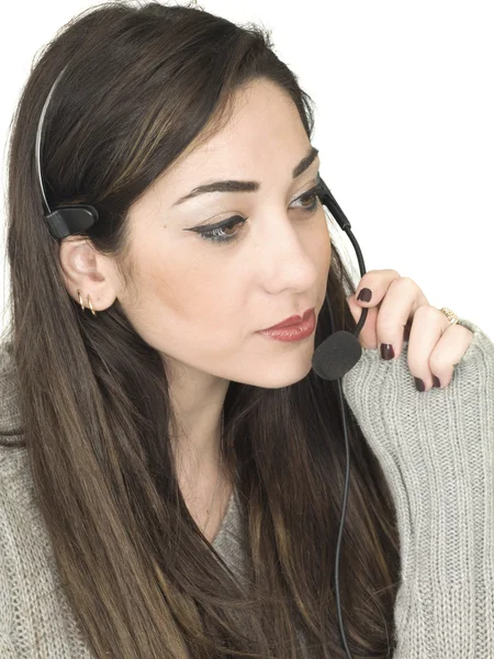 Attraktive junge Geschäftsfrau spricht über Headset-Telefonverkäufe und Marketing-Geschäft — Stockfoto