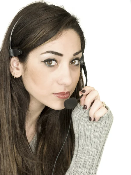 Attraente giovane donna d'affari che parla sulle cuffie vendite telefoniche e attività di marketing — Foto Stock