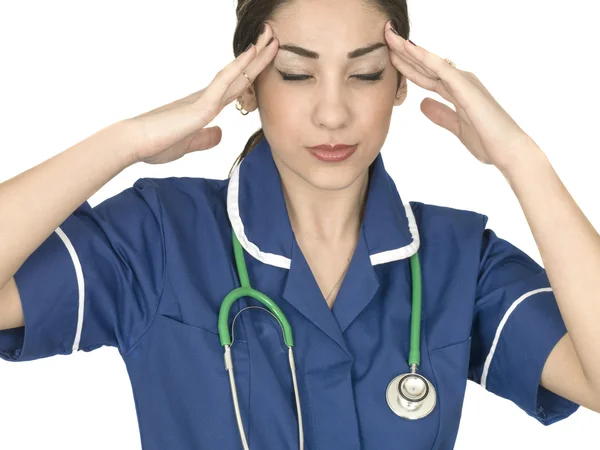 Médico jovem estressado ou enfermeira Wortking sob pressão — Fotografia de Stock