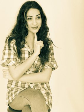 Mutlu Rahat Düşünceli Genç Kadın