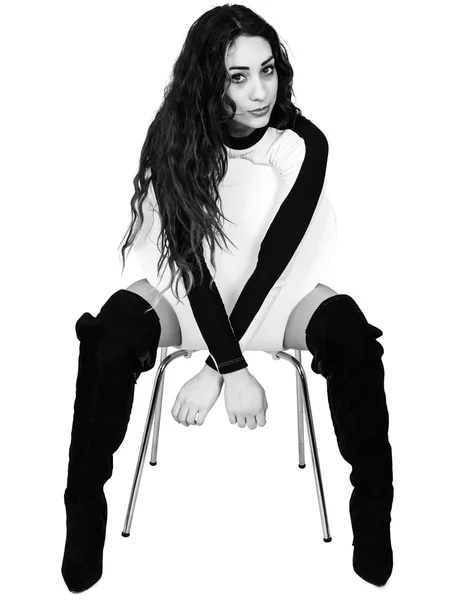 Çekici genç kadın bir sandalyede oturuyor — Stok fotoğraf