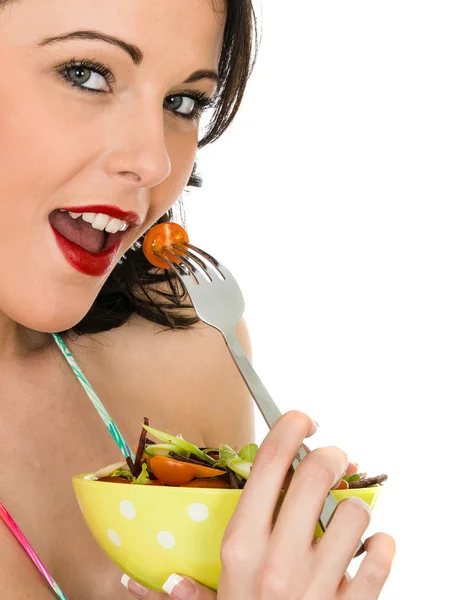 Attrayant jeune femme heureuse tenant un bol de salade fraîche mélangée — Photo