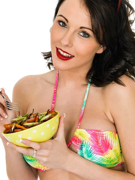 Attractive Happy Young woman Holding A Bowl Of Fresh Mixed Salad — Stock Photo, Image