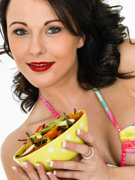 Attractive Happy Young woman Holding A Bowl Of Fresh Mixed Salad — Stock Photo, Image