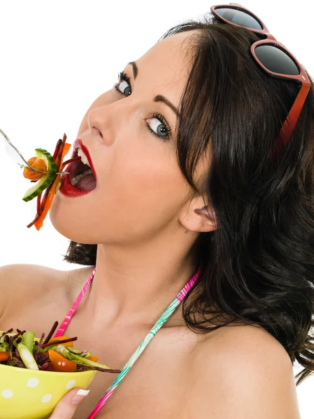 Attraktiv lycklig ung kvinna som innehar en skål med färsk blandad sallad — Stockfoto