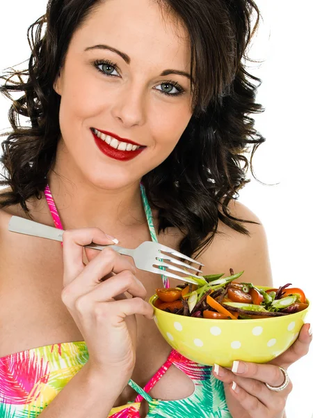 Jovem feliz atraente segurando uma tigela de salada mista fresca — Fotografia de Stock