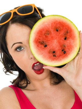 Bir taze sulu karpuz tutan genç kadın
