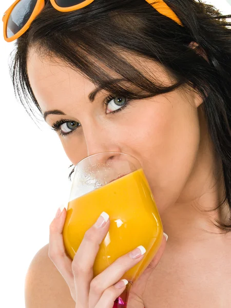 Mujer joven atractiva saludable con un vaso de jugo de naranja fresca — Foto de Stock