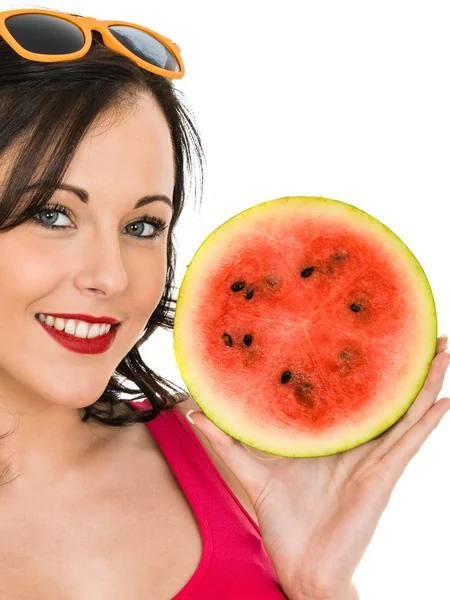 Junge Frau hält eine frische reife saftige Wassermelone — Stockfoto